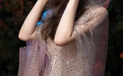 美女模特直播丰胸全程